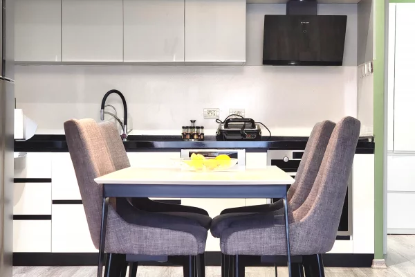 Shtepi me qera Apartament ne Tirane, 3+1, Mobilimi E mobiluar, Pagesa 1,000  Euro.