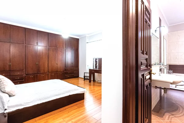 Shtepi me qera Apartament ne Tirane, 2+1, Mobilimi E mobiluar, Pagesa 1,300  Euro.