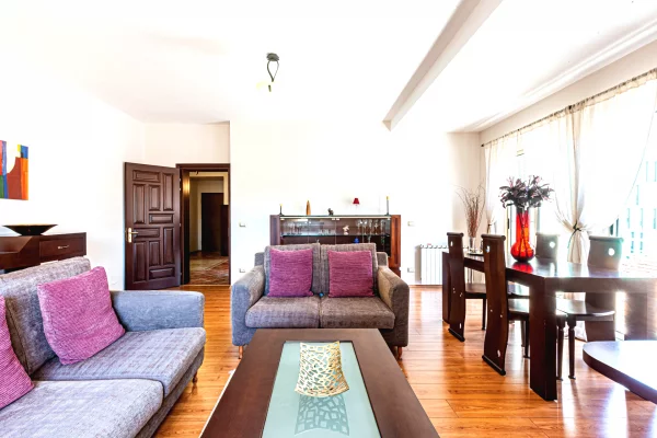 Shtepi me qera Apartament ne Tirane, 2+1, Mobilimi E mobiluar, Pagesa 1,300  Euro.