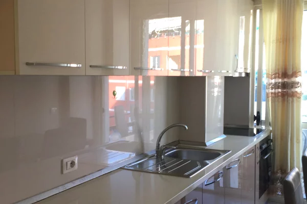 Shtepi me qera Apartament ne Tirane, 1+1, Mobilimi E mobiluar, Pagesa 450  Euro.