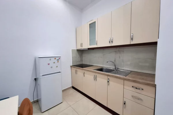 Me Qera : 1+1📍Rr. Elbasanit (Vilat Gjermane) - 37,000 Leke/Muaj - Sp.60m² - - 5 min larg Ekonomikut 🚀