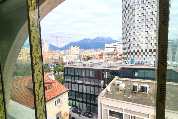 ZYRE ME Qira 300 m2( kati 6 )Sheshi Skenderbej / sahati / kulla book building( ne zemer te tiranes) Open Space / Gati ne korrik 12,000 Euro/Muaj 