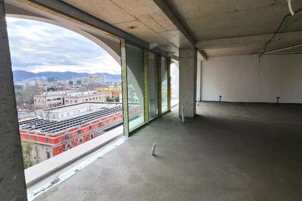 Ambient biznesi me qera 3+1 ne Tirane - 12,000 Euro