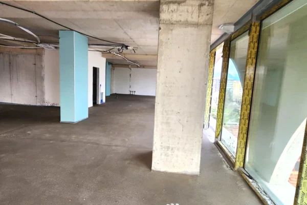 ZYRE ME Qira 300 m2( kati 6 )Sheshi Skenderbej / sahati / kulla book building( ne zemer te tiranes) Open Space / Gati ne korrik 12,000 Euro/Muaj 