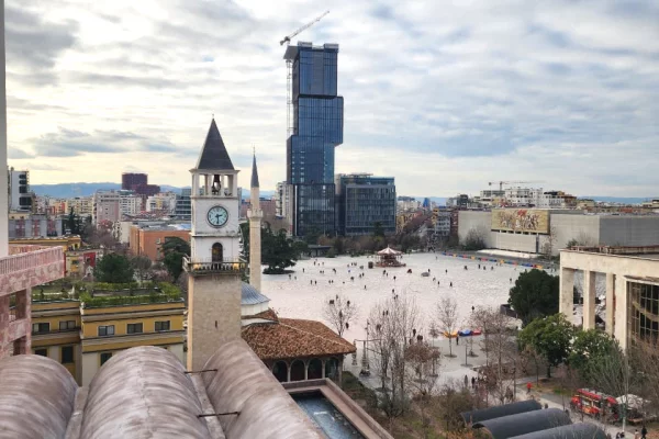 ZYRE ME Qira 300 m2( kati 6 )Sheshi Skenderbej / sahati / kulla book building( ne zemer te tiranes) Open Space / Gati ne korrik 12,000 Euro/Muaj 