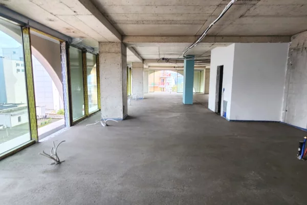 ZYRE ME Qira 300 m2( kati 6 )Sheshi Skenderbej / sahati / kulla book building( ne zemer te tiranes) Open Space / Gati ne korrik 12,000 Euro/Muaj 