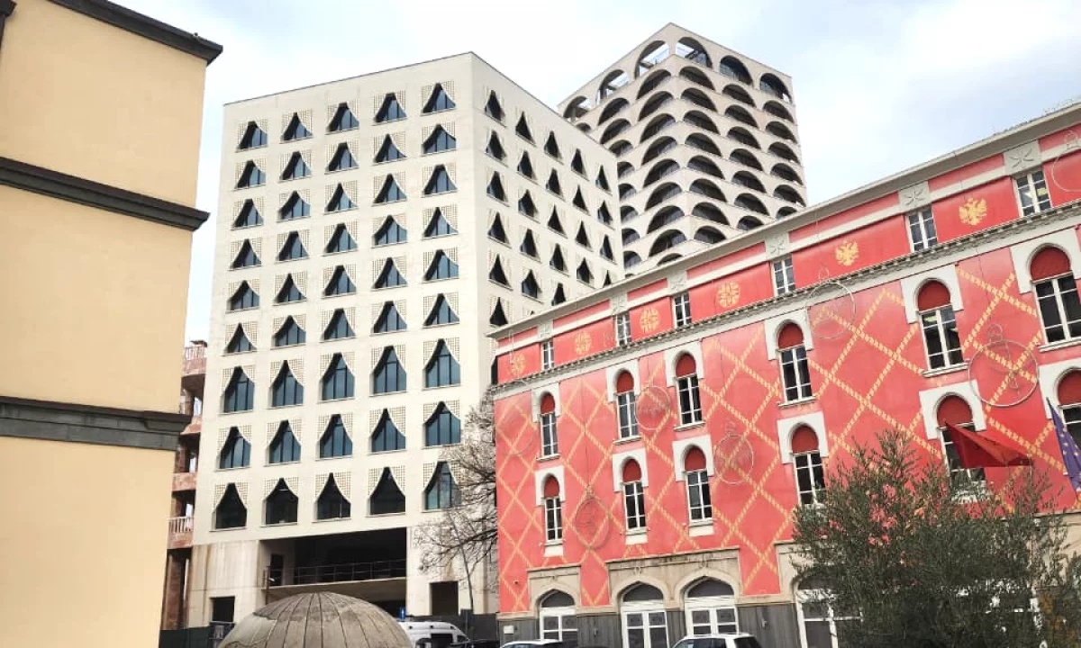 ZYRE ME Qira 300 m2( kati 6 )Sheshi Skenderbej / sahati / kulla book building( ne zemer te tiranes) Open Space / Gati ne korrik 12,000 Euro/Muaj 