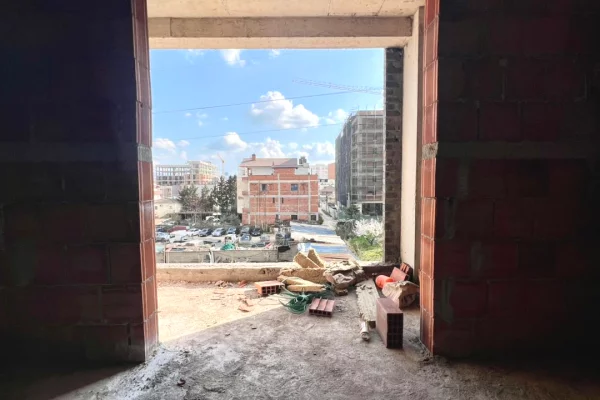 Shtepi ne shitje Apartament ne Tirane, 1+1, Mobilimi Bosh, pa mobiluar, Pagesa 76,000  Euro.