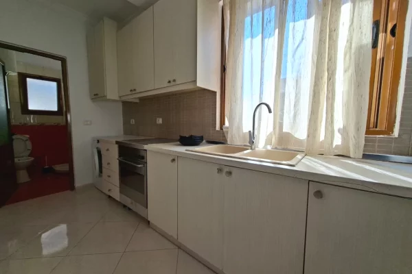 Shtepi me qera Apartament ne Tirane, 1+1, Mobilimi E mobiluar, Pagesa 45,000  Leke.