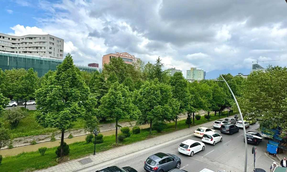 🏠 Jepet me Qera: Amb. 68m2 (📍Vasil Shanto - Fiks tek Kryqezimi)🔥 Super vendndodhje || Buze Rruge ✨️ 700Euro / Muaji 💶💶