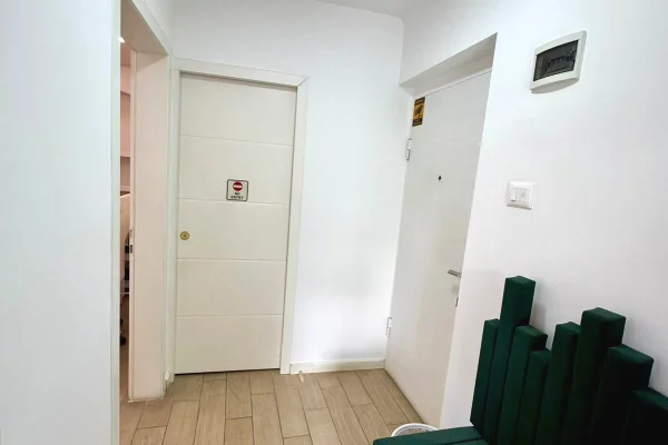 🏠 Jepet me Qera: Amb. 68m2 (📍Vasil Shanto - Fiks tek Kryqezimi)🔥 Super vendndodhje || Buze Rruge ✨️ 700Euro / Muaji 💶💶