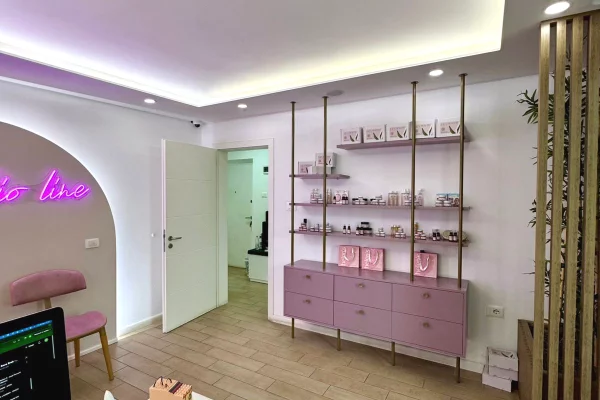 🏠 Jepet me Qera: Amb. 68m2 (📍Vasil Shanto - Fiks tek Kryqezimi)🔥 Super vendndodhje || Buze Rruge ✨️ 700Euro / Muaji 💶💶