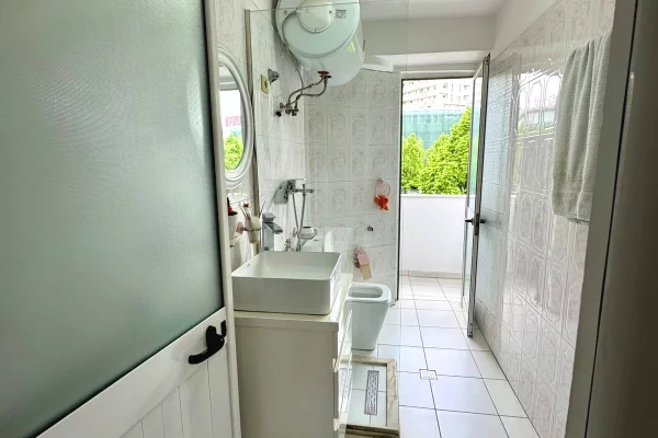 🏠 Jepet me Qera: Amb. 68m2 (📍Vasil Shanto - Fiks tek Kryqezimi)🔥 Super vendndodhje || Buze Rruge ✨️ 700Euro / Muaji 💶💶