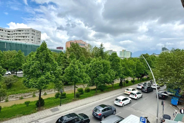 Ambiente Commerciale in Affitto 1+1 a Tirana - 700 Euro
