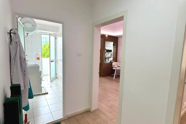 🏠 Jepet me Qera: Amb. 68m2 (📍Vasil Shanto - Fiks tek Kryqezimi)🔥 Super vendndodhje || Buze Rruge ✨️ 700Euro / Muaji 💶💶