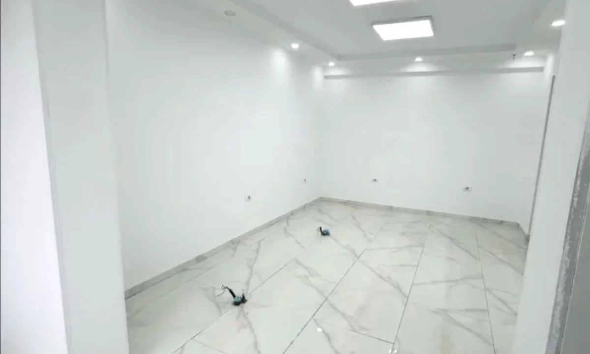 🏠 Jepet me Qera: Amb. 50m2 (📍QSUT - Rr. Dibres )🔥 Super vendndodhje || Buze Rruge ✨️ 50,000 leke / Muaj 💶💶