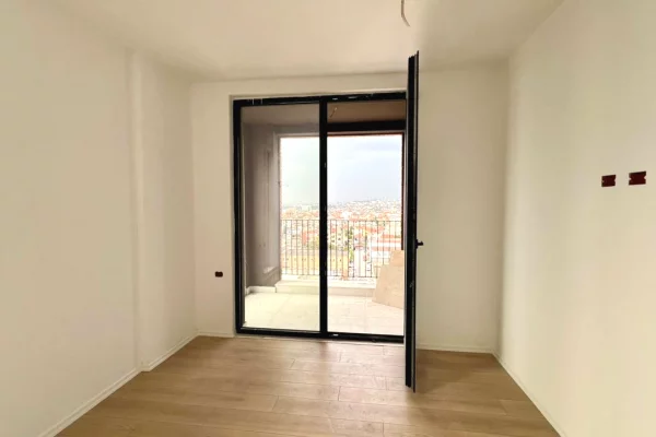 Shtepi ne shitje Papafingo(kati i catise) ne Tirane, 1+1, Mobilimi Bosh, pa mobiluar, Pagesa 119,000  Euro.