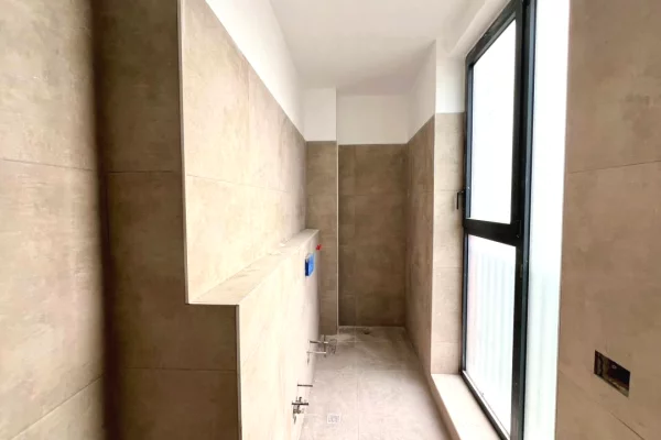 Shtepi ne shitje Papafingo(kati i catise) ne Tirane, 1+1, Mobilimi Bosh, pa mobiluar, Pagesa 119,000  Euro.