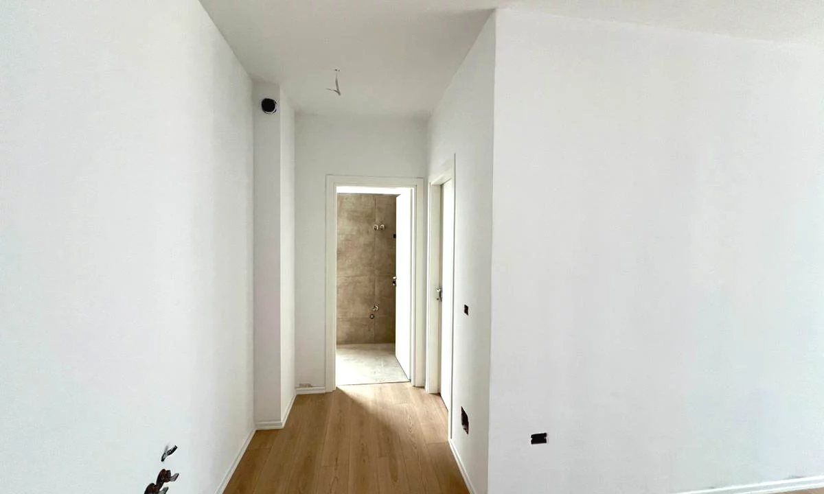 Shtepi ne shitje Papafingo(kati i catise) ne Tirane, 1+1, Mobilimi Bosh, pa mobiluar, Pagesa 119,000  Euro.