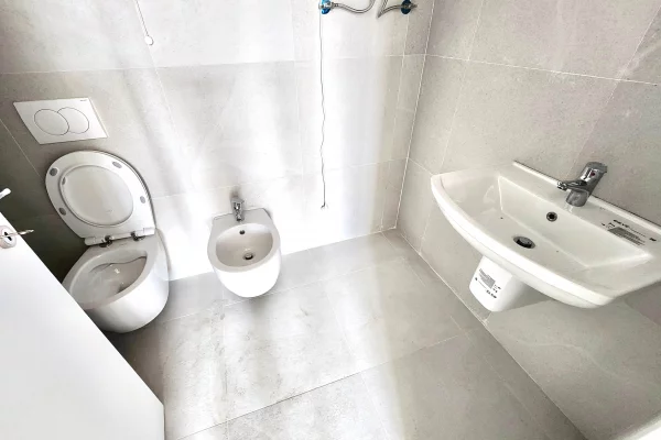 Me Qera: Zyre (135 m2)📍Lake View - Liqeni Tiranes || 3+1+2wc & GARAZH + Verande Gjigande ((1,700Euro/muaj))