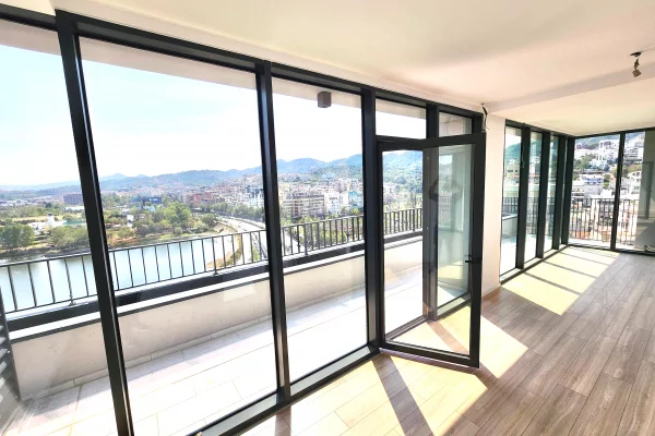 Me Qera: Zyre (135 m2)📍Lake View - Liqeni Tiranes || 3+1+2wc & GARAZH + Verande Gjigande ((1,700Euro/muaj))