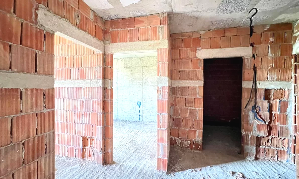 Shtepi ne shitje Apartament ne Tirane, 2+1, Mobilimi Bosh, pa mobiluar, Pagesa 135,000  Euro.