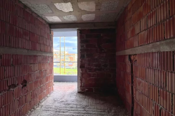 Shtepi ne shitje Apartament ne Tirane, 2+1, Mobilimi Bosh, pa mobiluar, Pagesa 135,000  Euro.