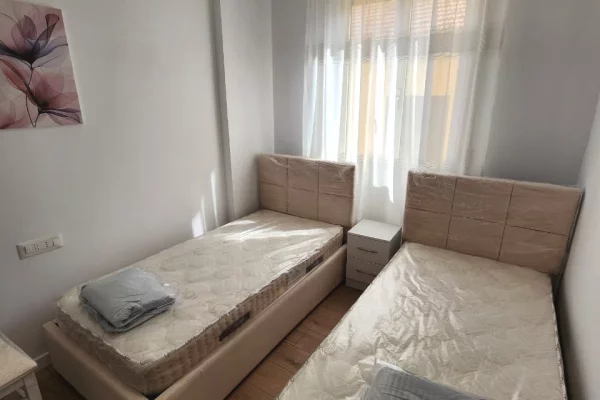Shtepi me qera Apartament ne Tirane, 2+1, Mobilimi E mobiluar, Pagesa 87,000  Leke.