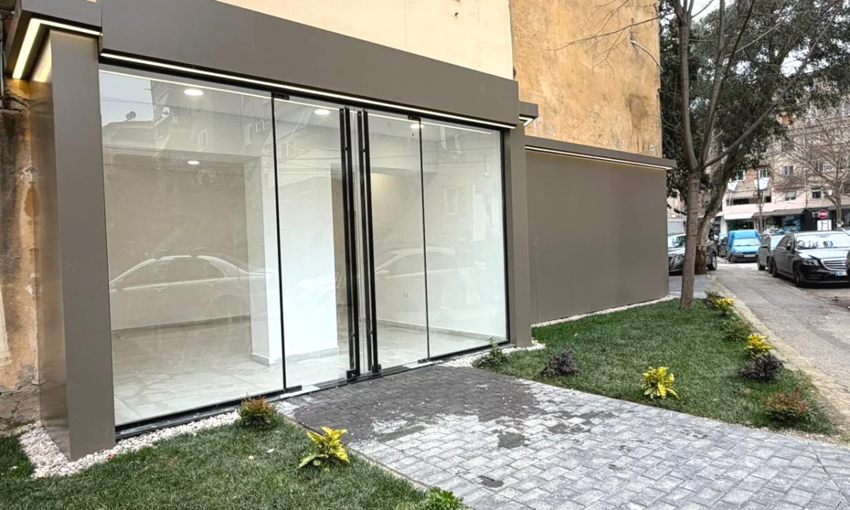 🏠 SHITET: Amb. 49m2 (📍Xhamllik - Oslo Bar, 300m nga Kryqezimi )🔥Super Mundesi || Buze Rruge ✨️ 250,000Euro 