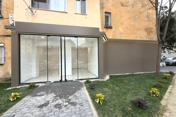 🏠 SHITET: Amb. 49m2 (📍Xhamllik - Oslo Bar, 300m nga Kryqezimi )🔥Super Mundesi || Buze Rruge ✨️ 250,000Euro 