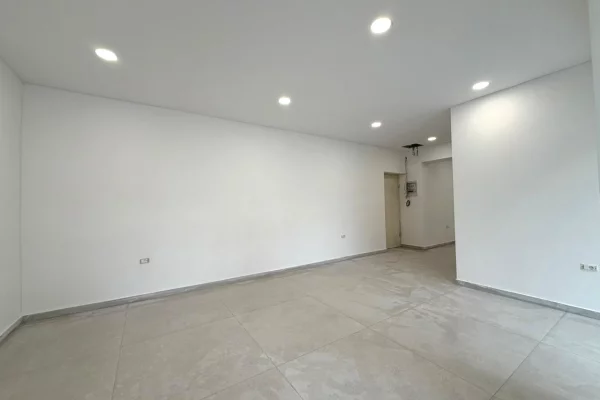 🏠 SHITET: Amb. 49m2 (📍Xhamllik - Oslo Bar, 300m nga Kryqezimi )🔥Super Mundesi || Buze Rruge ✨️ 250,000Euro 