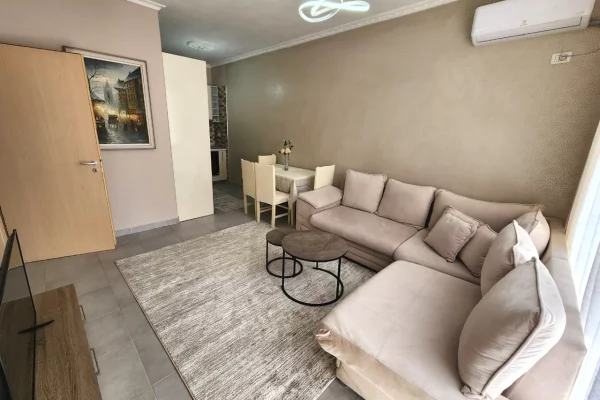 Shtepi me qera Apartament ne Tirane, 1+1, Mobilimi Pjeserisht e mobiluar, Pagesa 45,000  Leke.