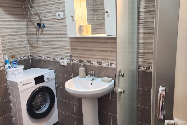 Shtepi me qera Apartament ne Tirane, 1+1, Mobilimi Pjeserisht e mobiluar, Pagesa 45,000  Leke.