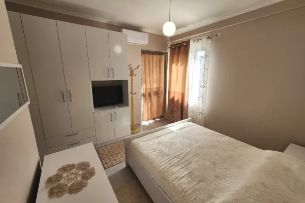 Shtepi me qera Apartament ne Tirane, 1+1, Mobilimi Pjeserisht e mobiluar, Pagesa 45,000  Leke.