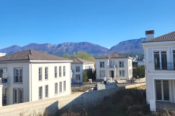 Shtepi ne shitje Vila Luksoze ne Tirane, 5+1, Mobilimi Bosh, pa mobiluar, Pagesa 1,500,000  Euro.