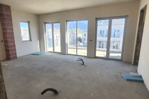 Shtepi ne shitje Vila Luksoze ne Tirane, 5+1, Mobilimi Bosh, pa mobiluar, Pagesa 1,500,000  Euro.