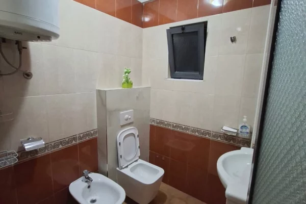 Shtepi me qera Apartament ne Tirane, 4+1, Mobilimi E mobiluar, Pagesa 1,400  Euro.