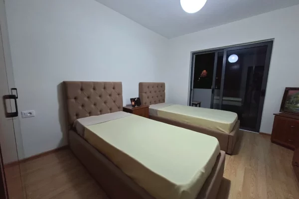 Shtepi me qera Apartament ne Tirane, 4+1, Mobilimi E mobiluar, Pagesa 1,400  Euro.