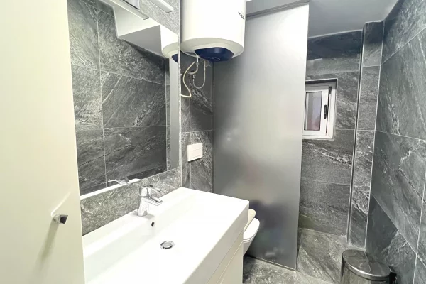 Shtepi me qera Apartament ne Tirane, 2+1, Mobilimi E mobiluar, Pagesa 90,000  Leke.