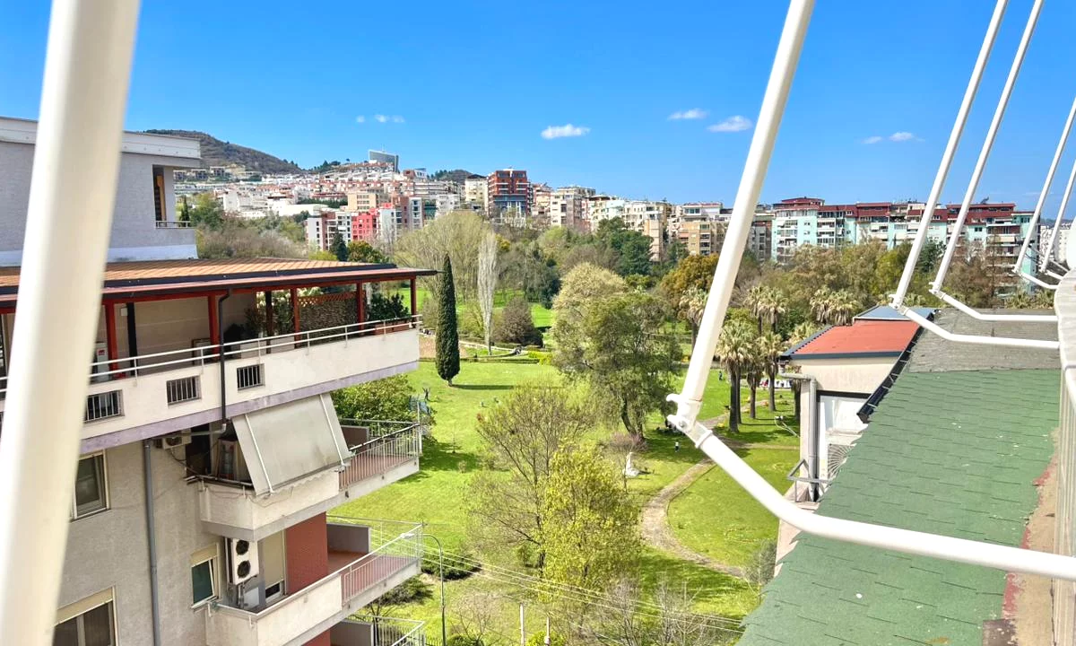 Shtepi me qera Apartament ne Tirane, 3+1, Mobilimi E mobiluar, Pagesa 1,200  Euro.