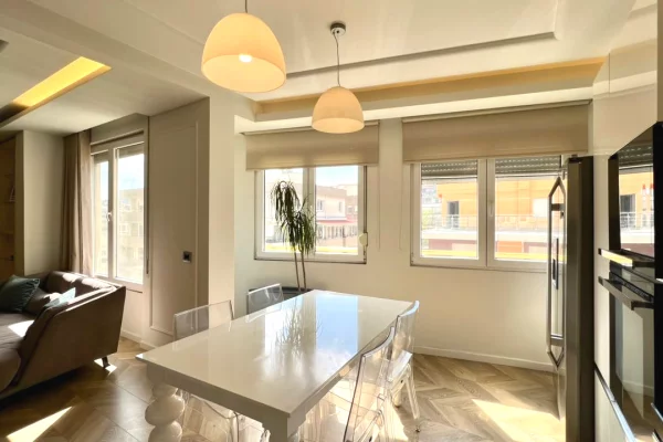 Shtepi me qera Apartament ne Tirane, 3+1, Mobilimi E mobiluar, Pagesa 1,200  Euro.