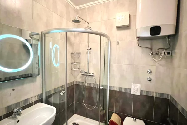 Shtepi me qera Apartament ne Tirane, 3+1, Mobilimi E mobiluar, Pagesa 1,200  Euro.