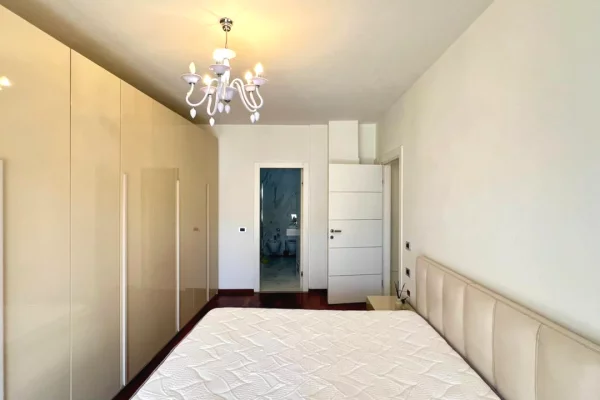 Shtepi me qera Apartament ne Tirane, 3+1, Mobilimi E mobiluar, Pagesa 1,200  Euro.