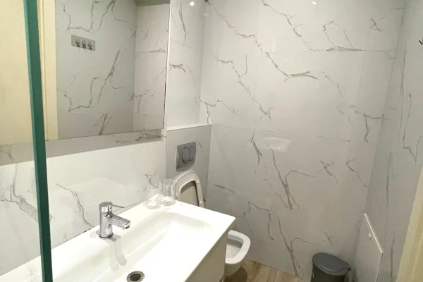 Shtepi me qera Apartament ne Tirane, 2+1, Mobilimi E mobiluar, Pagesa 75,000  Leke.