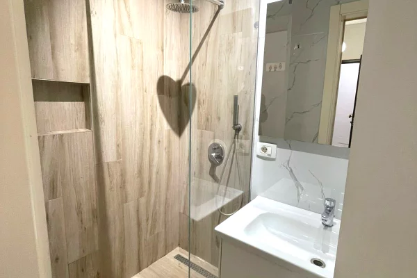 Shtepi me qera Apartament ne Tirane, 2+1, Mobilimi E mobiluar, Pagesa 75,000  Leke.