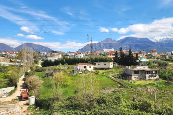 Shtepi ne shitje Apartament ne Tirane, 2+1, Mobilimi Bosh, pa mobiluar, Pagesa 120,000  Euro.