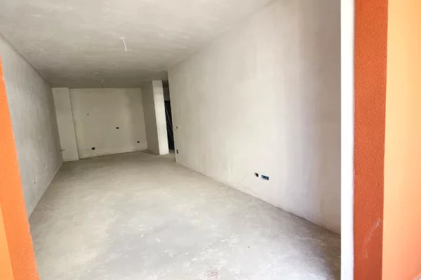 Shtepi ne shitje Apartament ne Tirane, 2+1, Mobilimi Bosh, pa mobiluar, Pagesa 120,000  Euro.