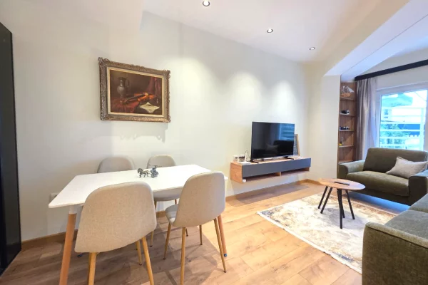 Shtepi ne shitje Apartament ne Tirane, 2+1, Mobilimi E mobiluar, Pagesa 75,000  Leke.