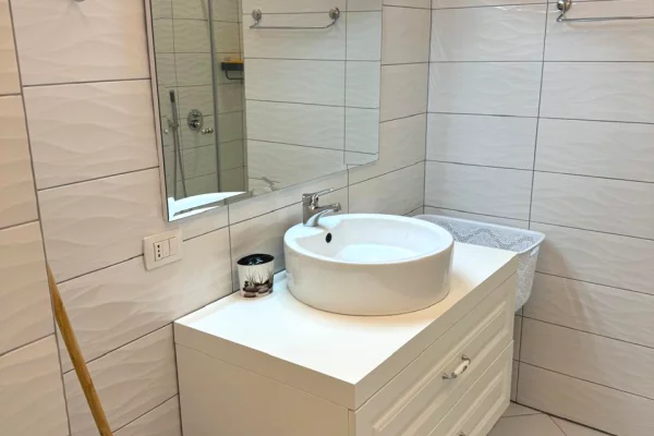 Shtepi me qera Apartament ne Tirane, 2+1, Mobilimi E mobiluar, Pagesa 60,000  Leke.