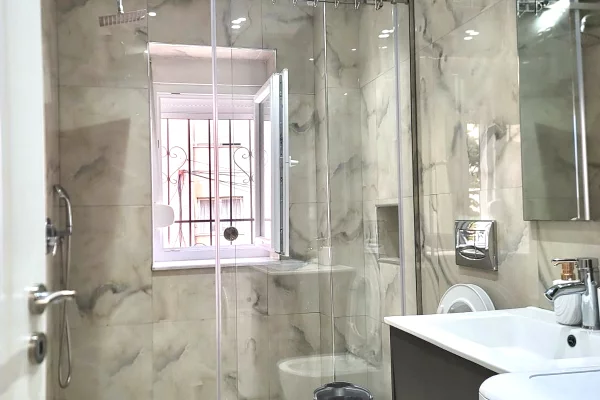 Shtepi me qera Apartament ne Tirane, 2+1, Mobilimi E mobiluar, Pagesa 600  Euro.